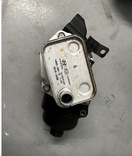 Hyundai i30 (GD), Kia Cee'd (JD) 1.4 CRDi, 1.7 CRDi D4FC olajhűtő, olajszűrő ház 264102a300